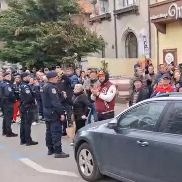 Ultimele aplauze. Bucureștenii aplaudă de pe trotuare mașina funerară care îl duce pe Mircea Lucescu la cimitir