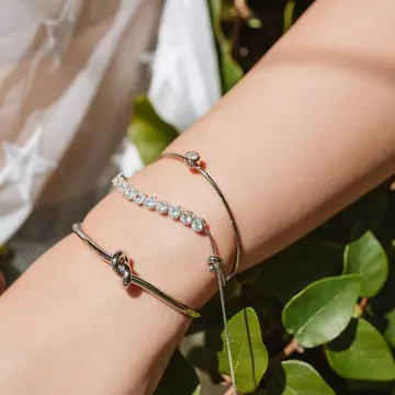 Layered jewelry: cum porți mai multe brățări fără să exagerezi