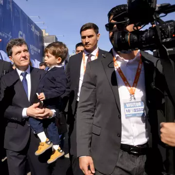 Cine este bărbatul care a stat „lipit” de Nicușor Dan, în timpul vizitei președintelui la Romaero