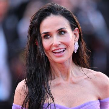 Demi Moore, accident vestimentar pe covorul roșu al Festivalului de la Cannes