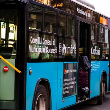 Femeie agresată sexual și amenințată cu cuțitul, într-un autobuz, în București