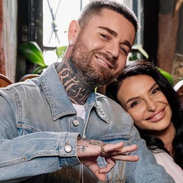 Francisca și TJ Miles și-au botezat fetița. Clara Lia are două perechi celebre de nași: „Să trăiască familia, vă iubesc”