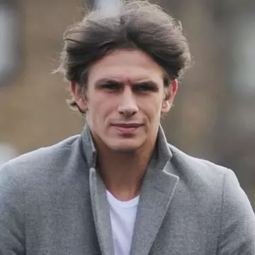 Vedeta de televiziune Jake Hall a murit la 35 ani după ce a intrat cu capul într-o ușă de sticlă