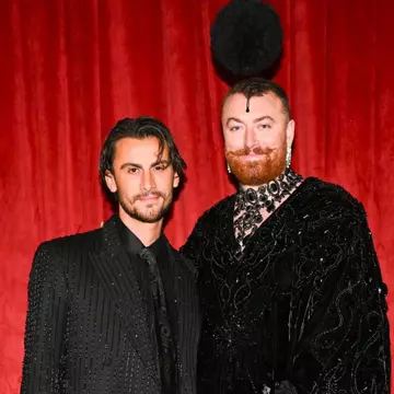 Sam Smith s-a logodit cu iubitul său, creatorul de modă Christian Cowan. Cei doi formează un cuplu de 3 ani