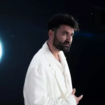 Smiley lansează „Reveria”, prima piesă din noul său album "Nunți, botezuri, cumetrii și ce o mai fi…"