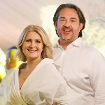 Alessandra Stoicescu și Sergiu Constantinescu aniversează 13 ani de căsnicie. Imagini rare de la cununia lor civilă din 2013: „La mulți ani nouă!”