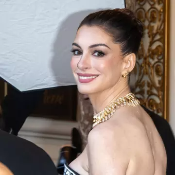 Anne Hathaway este însărcinată cu al treilea copil la 43 de ani. „Nu m-am simțit pe deplin prezentă până când nu am devenit mamă”