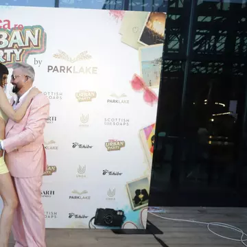 Cătălin Botezatu, „acaparat” de o artistă celebră la Unica Urban Party 2026. Cine este tânăra care i-a atras atenția celebrului designer