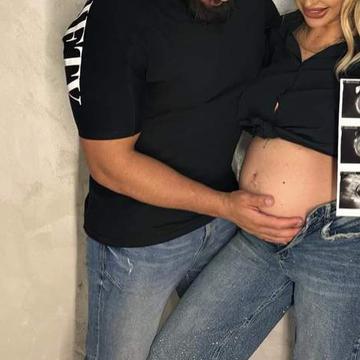 O fostă ispită masculină de la Insula Iubirii a devenit tătic în secret. Cum s-a afișat alături de familia lui