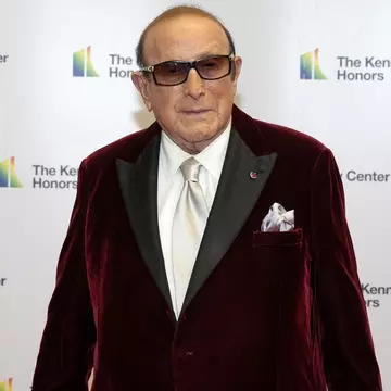 Clive Davis, producătorul de geniu care a creat legende precum Whitney Houston și Bruce Springsteen, a murit la 94 de ani