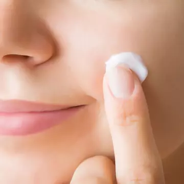 De ce ai nevoie de o cremă SPF 50 pentru față în fiecare zi?