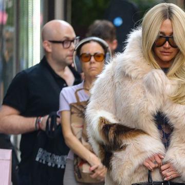 Cu haină de blană la peste 30 de grade! Artista a întors toate privirile pe străzile din New York