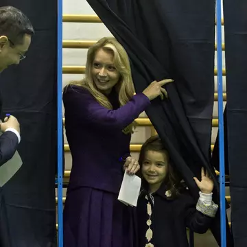 Daciana Sârbu și Victor Ponta, împreună la absolvirea fiicei lor, Irina. Cum au fost surprinși cei trei