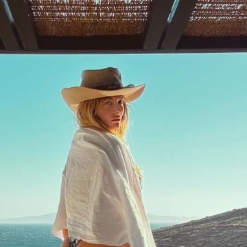 Delia, imagini incendiare în Grecia. Artista s-a fotografiat în costum de baie, la marginea piscinei