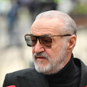 Gigi Becali a pălmuit un jurnalist, la conferința organizată de ziua lui de naștere: „Șterge Facebook-ul!”