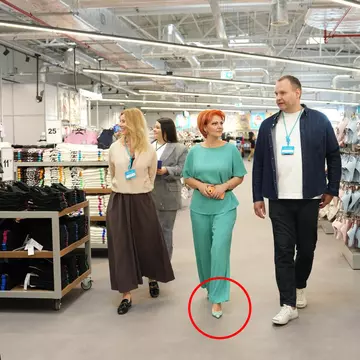 Lia Olguța Vasilescu, încălțată cu pantofi de aproape 900 de euro la inaugurarea unui magazin accesibil. Lucian Mîndruță, mesaj ironic: „Sfânta Inadecvare!”