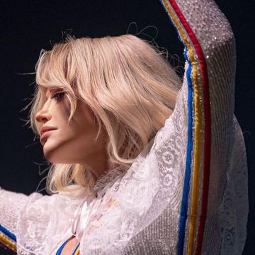 Loredana, în costumul emblematic al Nadiei Comăneci, la Onești: „Este o onoare să fiu pe scenă alături de Nadia”