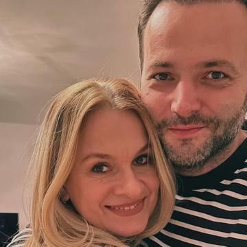 Mihai Morar și soția lui, Gabriela, sărbătoresc 20 de ani de căsnicie. Imagini rare cu jurnalistul, la Starea Civilă