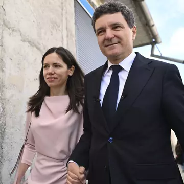 Cum a apărut Mirabela Grădinaru la Recepția de Ziua Independenței SUA. Partenera lui Nicușor Dan a optat pentru o rochie de mătase