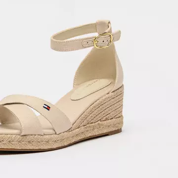 Tendințe pentru sandalele de  damă 2026 – cele mai stylish modele și idei de outfit pentru vara aceasta