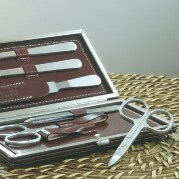 Ce trusă de manichiură și pedichiură să alegi? Ghid complet pentru unghii naturale