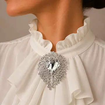 Accesorii inspirate din estetica regală care revin în moda contemporană