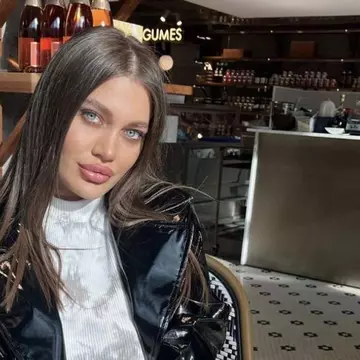 Cine este influencerița româncă arestată în Franța. „Angelina Jolie de România” a furat o brățară Louis Vuitton de peste 36.00 de euro