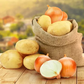 De ce să nu păstrezi cartofii lângă ceapă