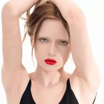 Fiica transgender a lui Naomi Watts, pe podiumul Paris Fashion Week. Kai Schreiber a defilat pentru Iris van Herpen