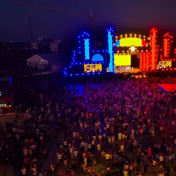 Dan Negru, Irina Baianț și Fanfara Reprezentativă a Forțelor Navale au celebrat Ziua Imnului Național la NIBIRU, în fața a 25.000 de oameni