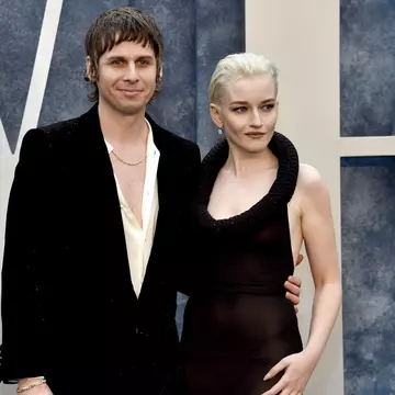 Julia Garner și Mark Foster s-au despărțit după mai bine de șase ani de căsnicie