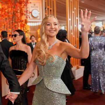 Kate Hudson și Danny Fujikawa, logodnicul ei cu șapte ani mai tânăr, în ipostaze tandre pe insula grecească Skiathos