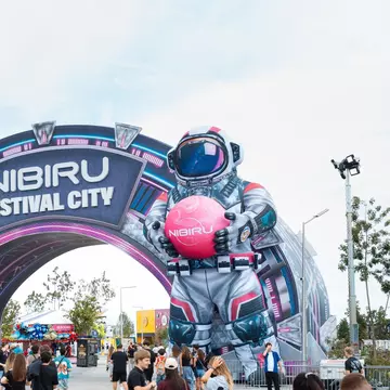 BEACH, PLEASE! 2026 continuă în forță: Ziua 1 a adus show-uri spectaculoase și o energie care a ținut festivalul viu până târziu în noapte