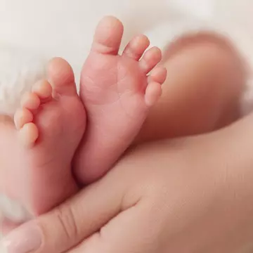 O româncă își vinde bebelușul pe Facebook: „Nu am ce să îi ofer”