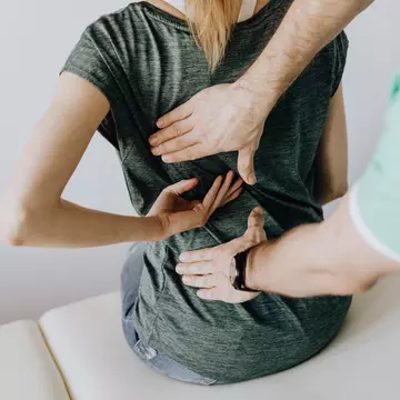 Dureri de spate care apar din senin? Câteva lucruri pe care merită să le știi înainte să te îngrijorezi