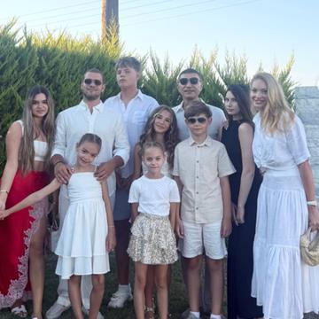 Imagine rară cu Valentina Pelinel, Cristi Borcea și cei nouă copii. Doar trei dintre ei sunt ai cuplului. Iată cum funcționează dinamica de familie: „Pentru unii e nebunie”