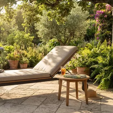 Cum alegi un șezlong pentru grădină și plajă pe care chiar te relaxezi