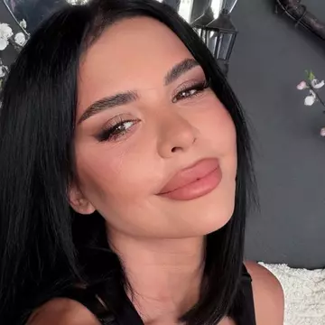 Andreea Popescu, surprinsă la cafea cu un bărbat celebru din televiziune