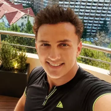 Apartamentele de la mare ale lui Mihai Trăistariu, distruse de turiști: „A dat cu pumnul în zid, trei canapele mi-au fost distruse”