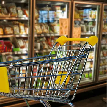 O angajată de la Auchan a fost concediată după 19 ani de muncă. Decizia a venit după un gest șocant al femeii