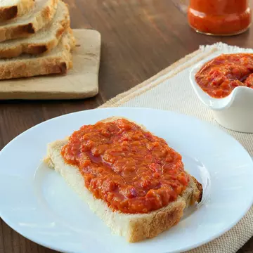 Cât ulei se pune la zacuscă la 1 kg de legume. Greșeala care îți strică toată zacusca