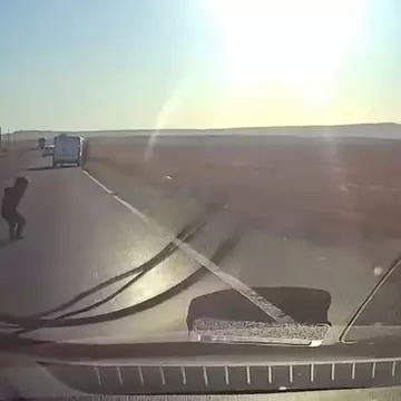 Un copil a căzut din mașină și a ajuns în fața unui TIR, pe o șosea din Tulcea