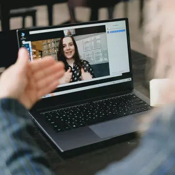 Cum îți adaptezi machiajul ca să arate bine pe camera de laptop