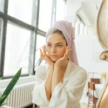 Cum să te bucuri de un look luminos în zilele aglomerate? 4 pași pentru un machiaj care rezistă ore în șir