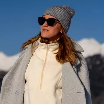 Fleece-ul, stratul de mijloc care face diferența pe munte – cum îl alegi corect și cum îl porți cu stil