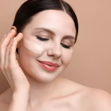 Secretul tenului impecabil al vedetelor: CC Cream cu SPF 50 pentru protecție solară și acoperire naturală, într-un singur pas