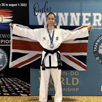 Isabelle Sava, o româncă medaliată la taekwondo și studentă la Drept în Londra, a murit la 19 ani. Tânăra s-a stins în somn, în urma unui infarct