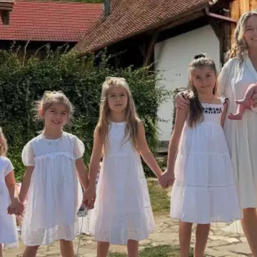Laura Cosoi pregătește botezul fiicei sale. Imagini de poveste din Maramureș