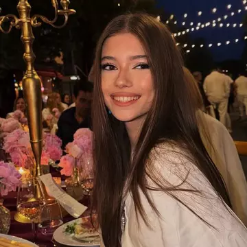 Mikaela, apariție spectaculoasă la ziua lui Mihai Albu. Adolescenta a moștenit pasiunea pentru modă a mamei sale