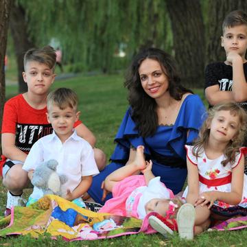Începutul școlii le dă bătăi de cap vedetelor. Cât o costă pe Raluca de la Angels pe rechizitele pentru 5 copii: „Câteva mii de lei” 